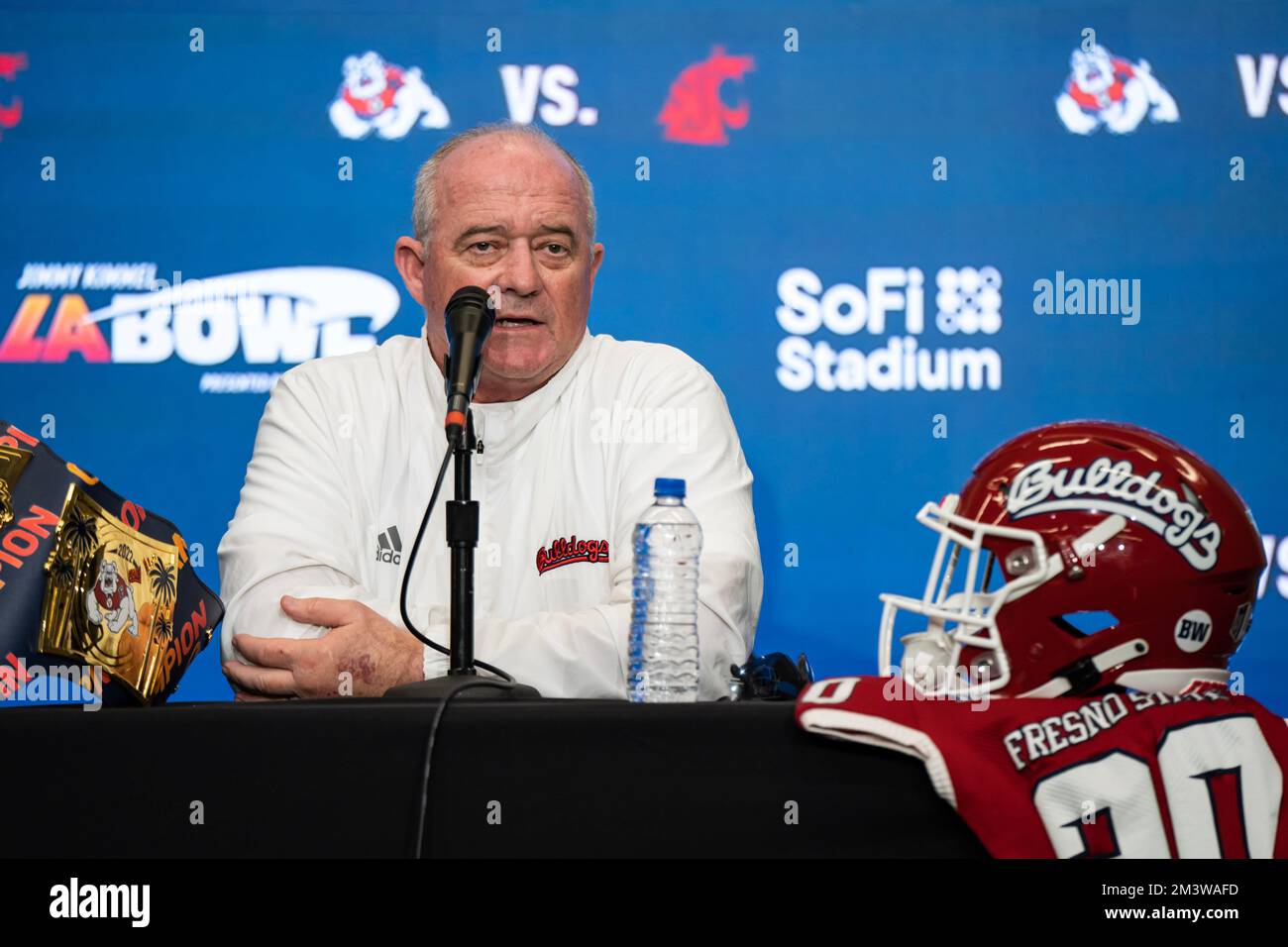 Jeff Tedford, entraîneur-chef des Bulldogs de l'État de Fresno, parle lors de la conférence de presse des entraîneurs-chefs de Jimmy Kimmel LA Bowl, vendredi, 16 décembre 2022, à la SOFI Banque D'Images