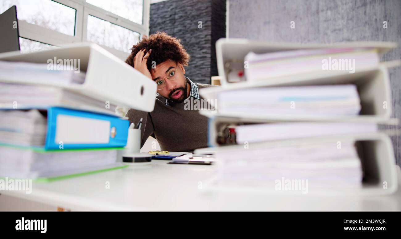 Homme d'affaires comptable de travail avec mal de tête et de stress Banque D'Images