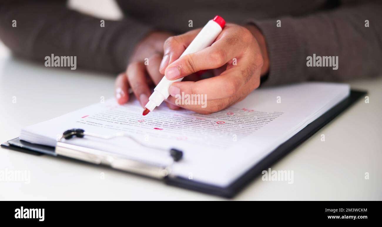 Édition de script de livre et correction d'épreuves de texte papier Banque D'Images