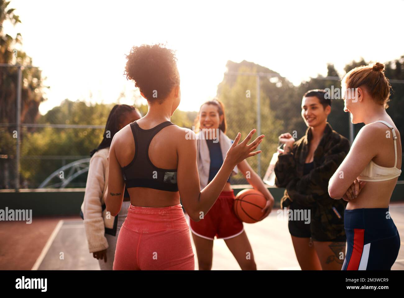 C'est mon plan de jeu. un groupe diversifié d'amis se prépare à jouer un match de basket-ball ensemble pendant la journée. Banque D'Images