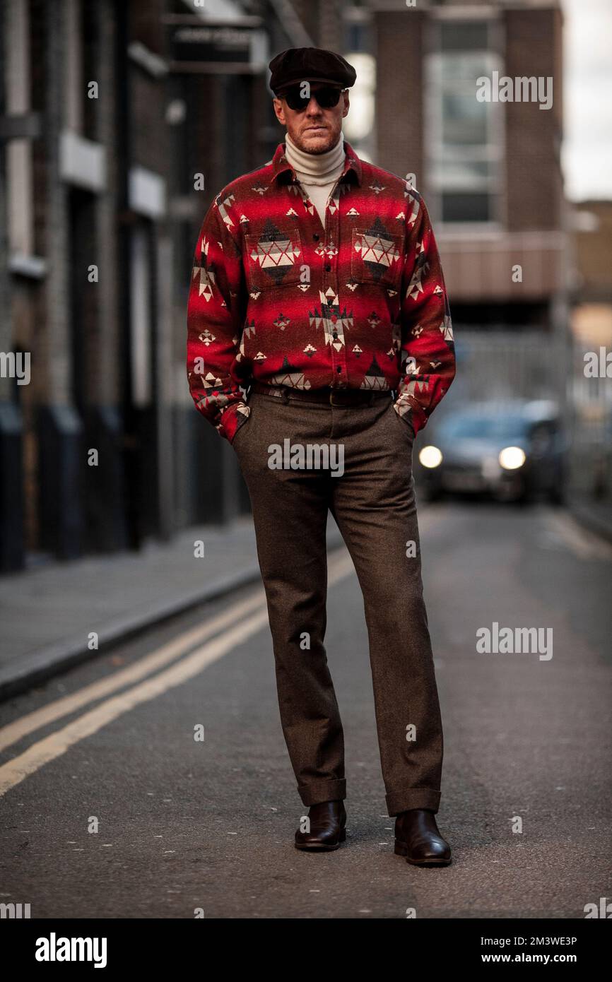 Jeune homme élégant à la Fashion week de Londres portant des vêtements de style urbain frais sur une rue de Londres Banque D'Images