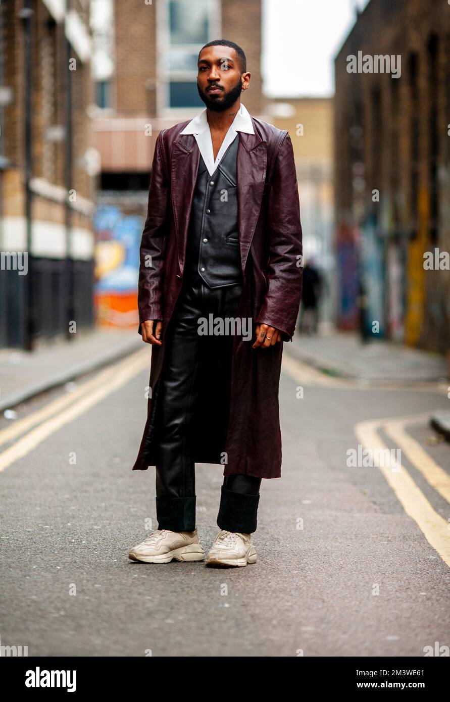 Jeune homme élégant à la Fashion week de Londres portant des vêtements de style urbain frais sur une rue de Londres Banque D'Images