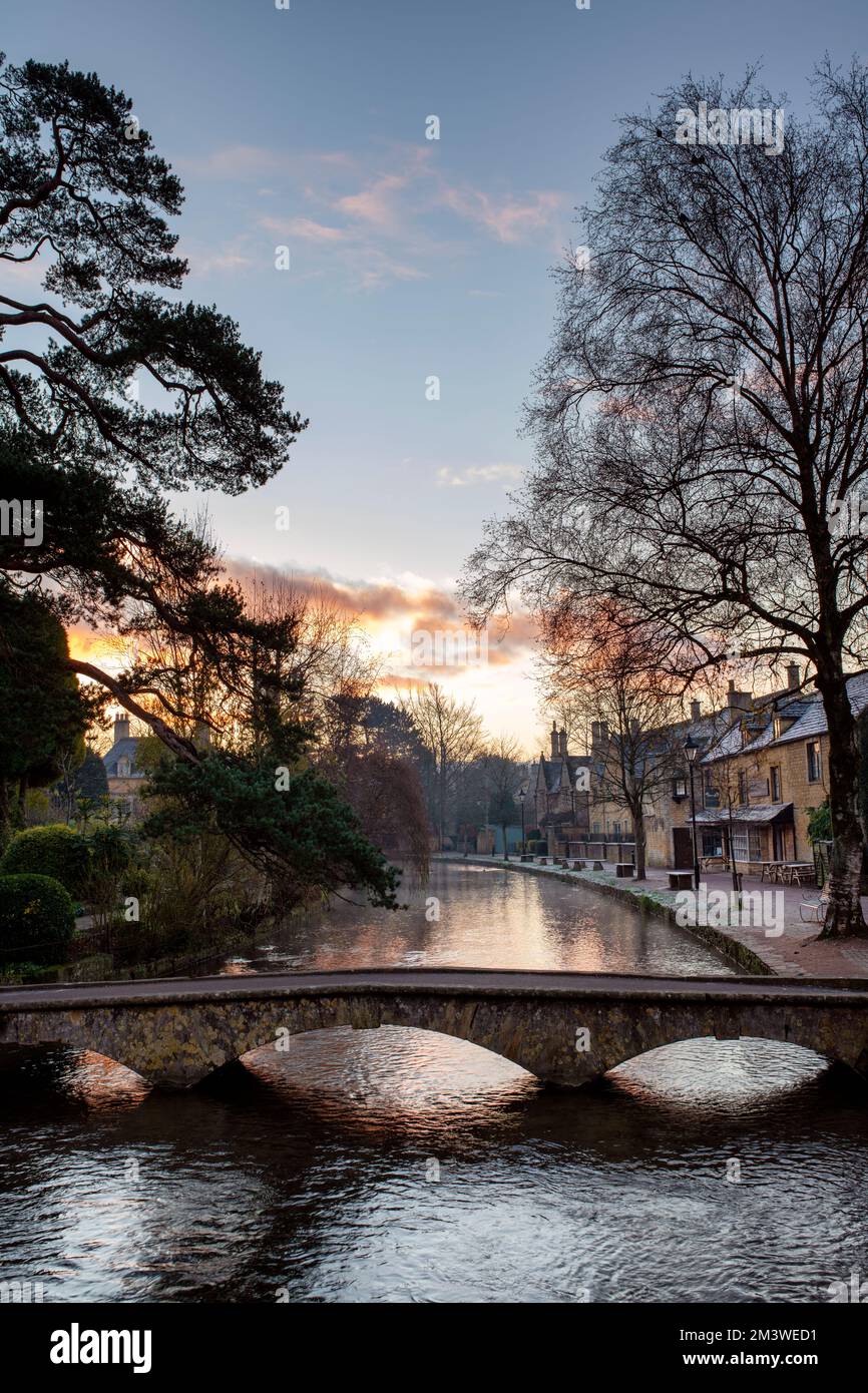 Bourton gelé sur l'eau en début de matinée. Bourton on the Water, Cotswolds, Gloucestershire, Angleterre Banque D'Images