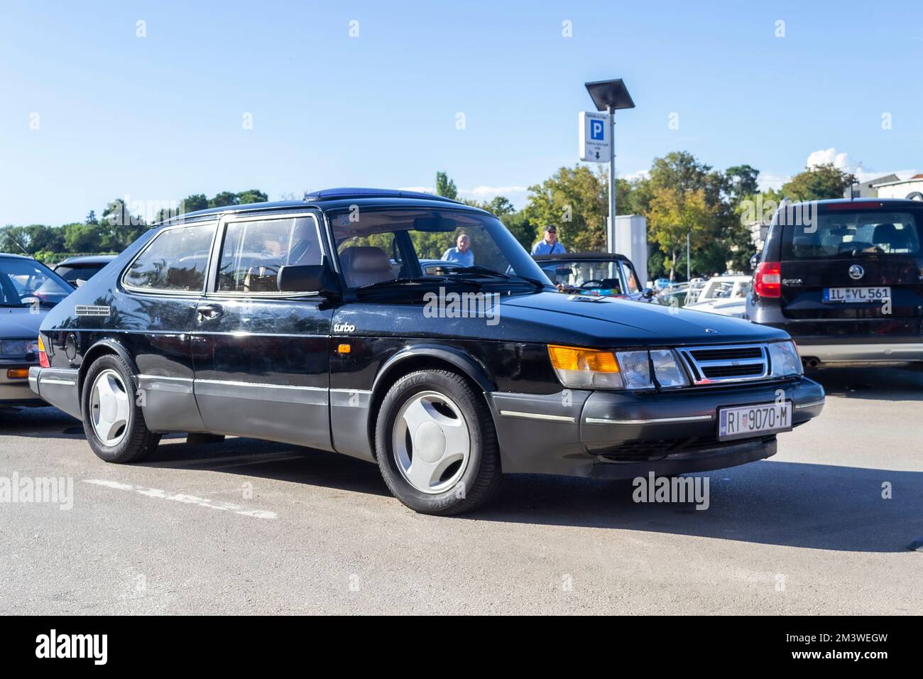 Une 900 turbo noire de Saab, une vieille voiture classique des années 1980s et 1990s Banque D'Images