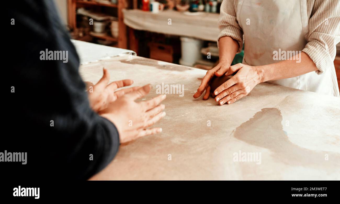Le bonheur est une boule d'argile. deux artisans travaillant ensemble dans un atelier de poterie. Banque D'Images