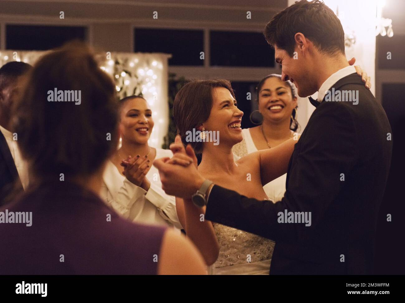 Je n'aurais pas pu épouser personne d'autre. un jeune couple affectueux dansant devant ses invités lors de leur réception de mariage. Banque D'Images