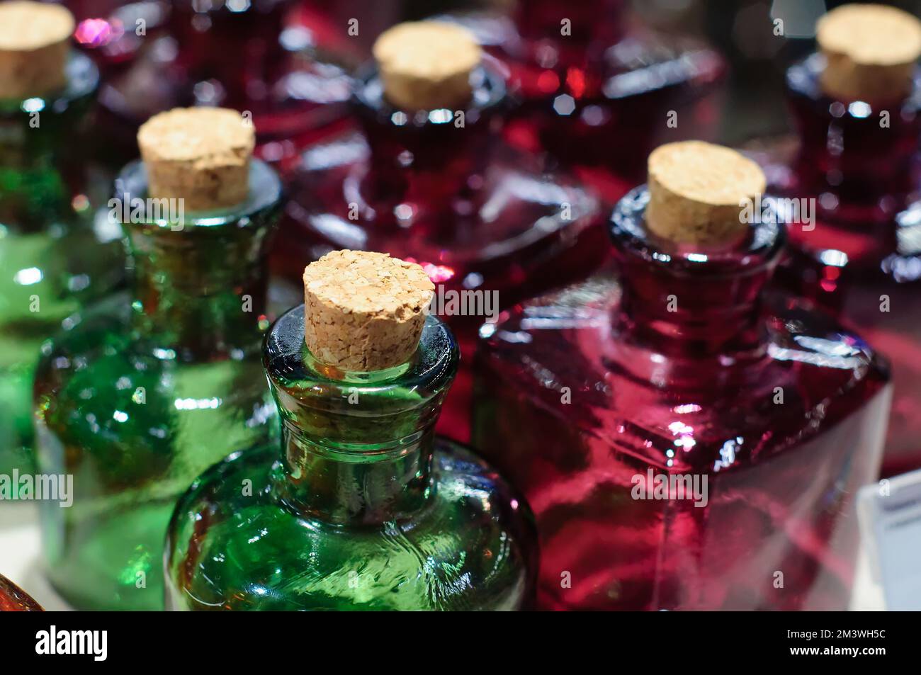 Arrière-plan avec flacons en verre de couleur vide, vert et rouge. Photo avec mise au point douce Banque D'Images