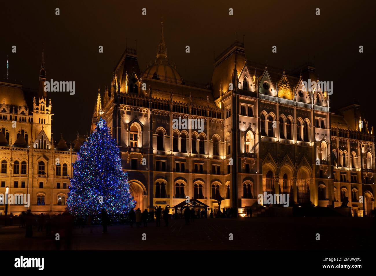 Budapest, Hongrie - 27 novembre 2022 : un arbre de noël illuminé près du Parlement hongrois la nuit. Banque D'Images