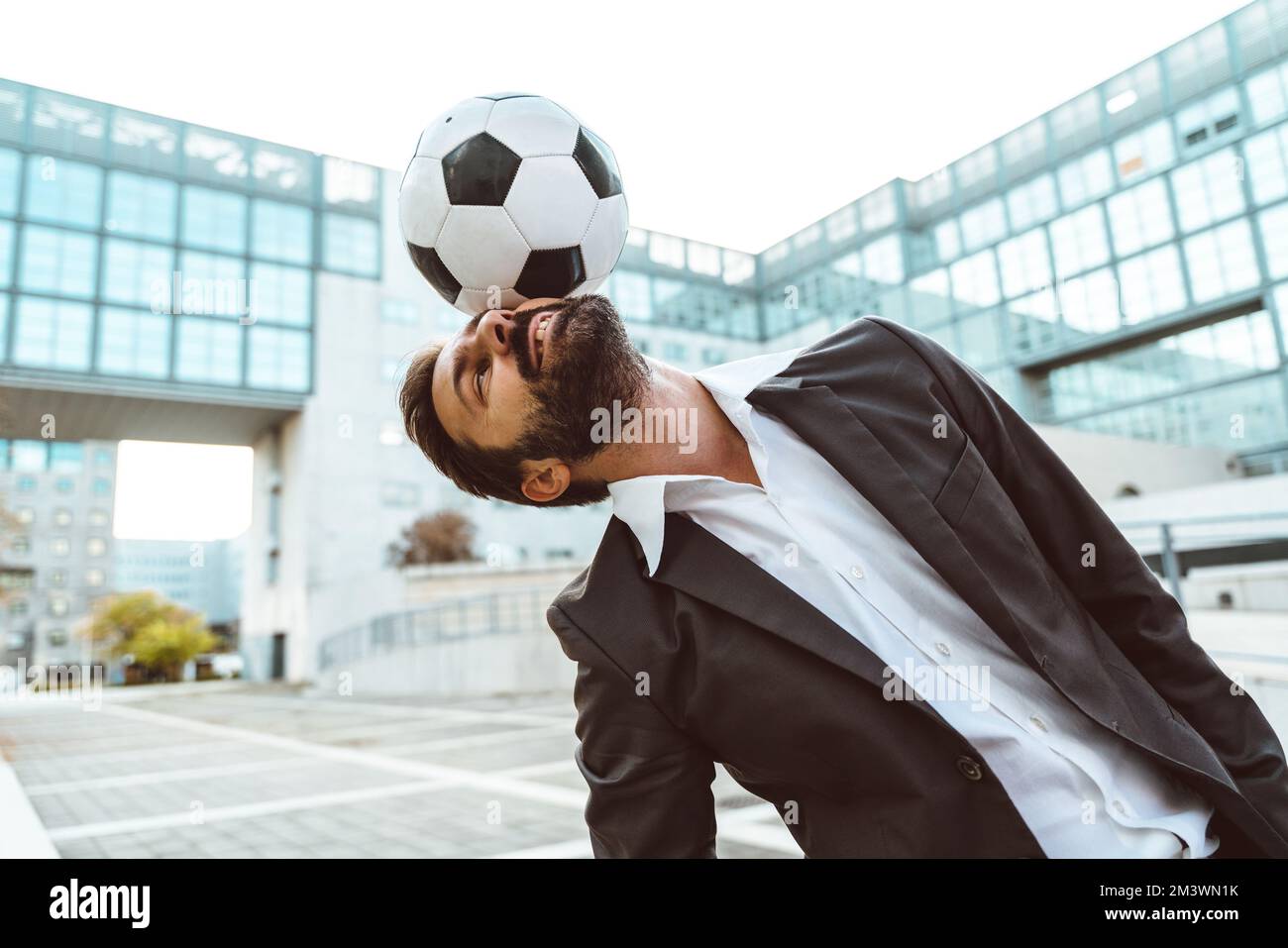 Image d'un homme d'affaires et d'un joueur de football freestyle qui fait  des tours avec le ballon dans la rue. Concept du sport et des gens  d'affaires Photo Stock - Alamy