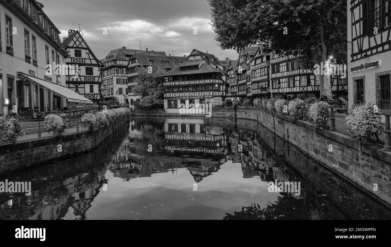 Une photo en niveaux de gris du restaurant House of Tanners sur les rives de la rivière en petite France. Banque D'Images