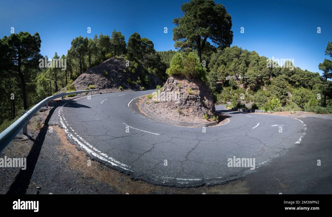 Vue panoramique sur la route de montagne en forme de U Banque D'Images