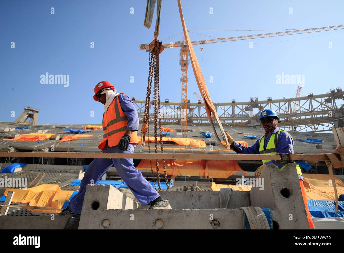 Photo du dossier datée du 20-12-2019, des travailleurs de la construction continuent de travailler au stade Lusail à Lusail, au Qatar. Nasser Al Khater, le directeur général de la coupe du monde de 2022, a déclaré à la BBC en réponse que la mort « fait partie intégrante de la vie, qu'elle soit au travail, qu'elle soit dans votre sommeil ». Il a exprimé ses condoléances à la famille du travailleur, mais il a également été surpris par la question d'ouverture d'une entrevue, lorsqu'il a estimé que les finales avaient été un tel succès. Date de publication : samedi 17 décembre 2022. Banque D'Images