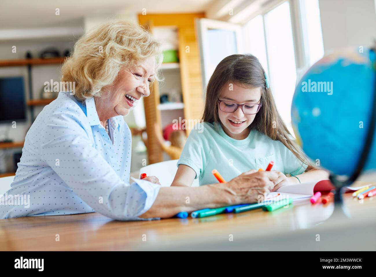 devoirs enseignement éducation grand-mère enfants petite-fille famille enfant enfant enseignant classe senior couleur coloriage livre cahier Banque D'Images