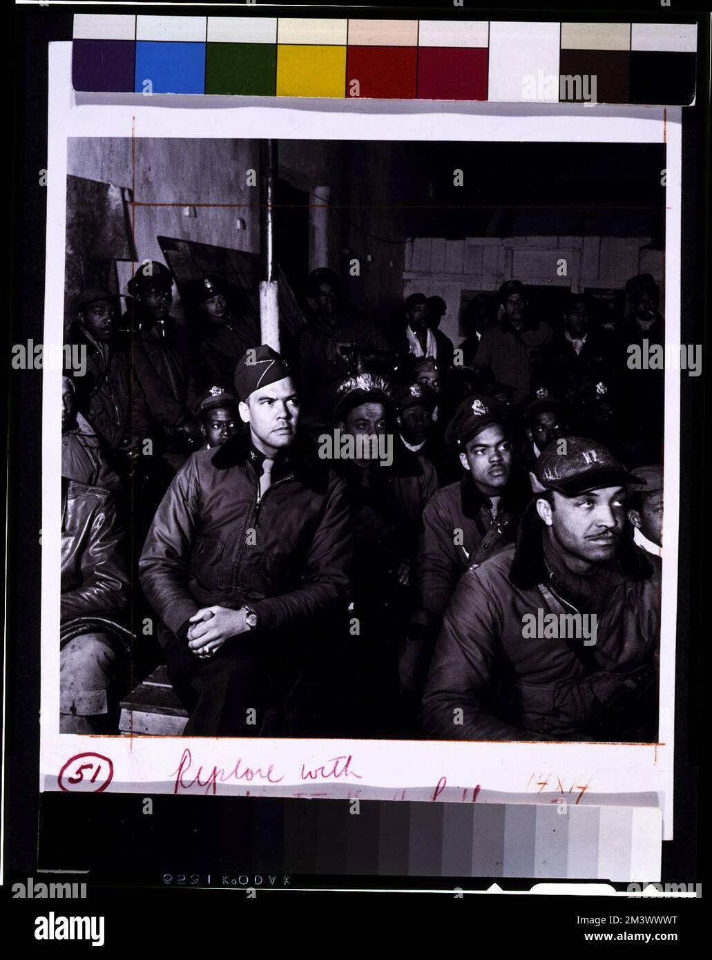 Série de pilotes de chasseurs noirs--le colonel Benjamin O. Davis s'est assis avec des pilotes lors d'un briefing en Italie, Toni Frissell, Antoinette Frissell Bacon, Antoinette Frissell Banque D'Images