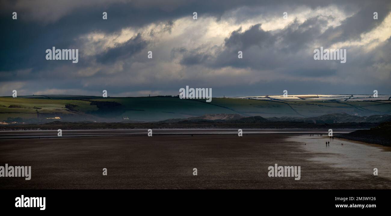 Une pause dans les nuages, Westward Ho en hiver. Devon, Royaume-Uni. Banque D'Images