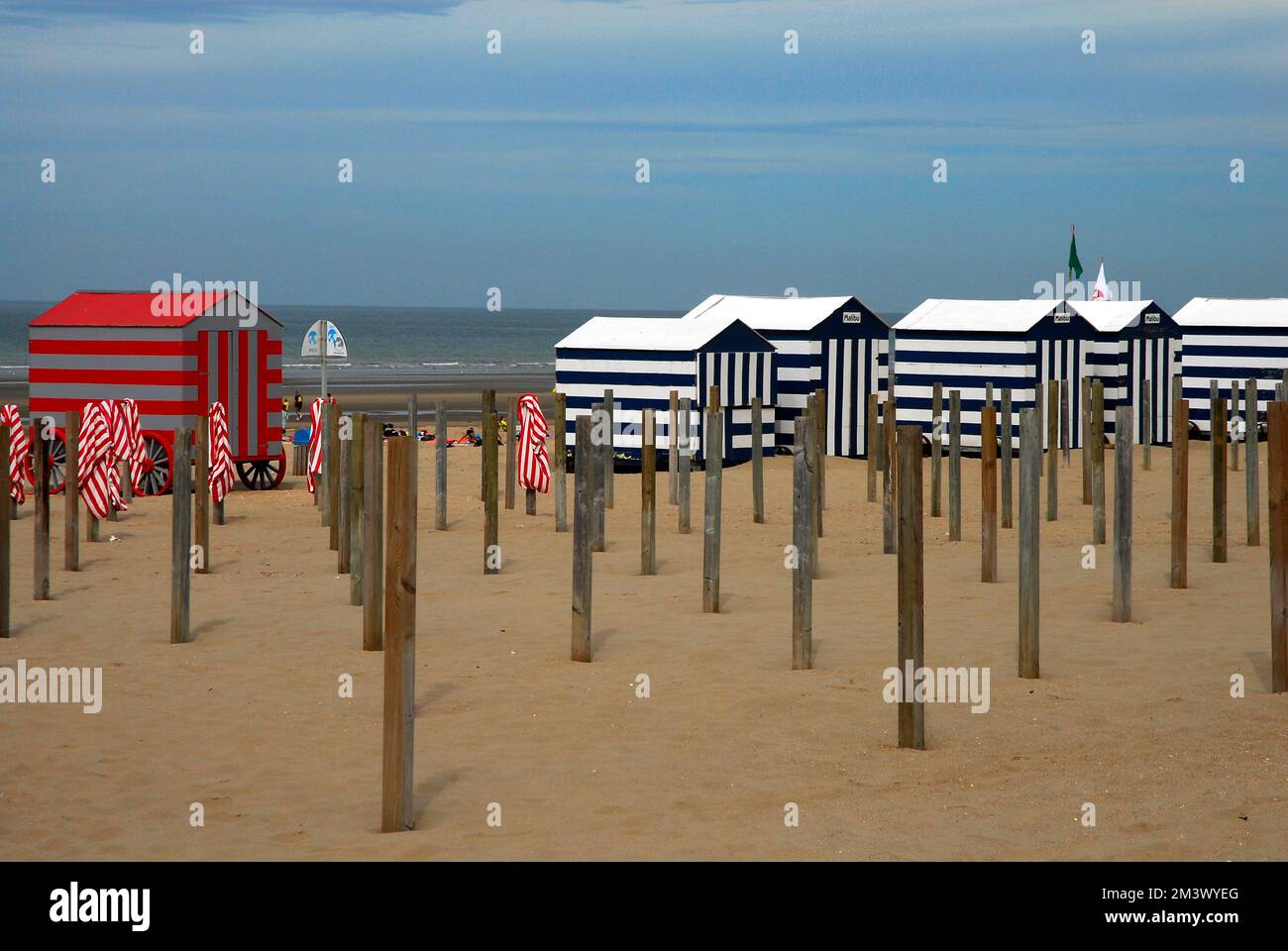 CABINES DE PLAGE - REMORQUE PLAGE - SOLARIUM ET PARASOL - PLAGE - PAYSAGE DE LA MER - BELGIQUE © F.BEAUMONT Banque D'Images