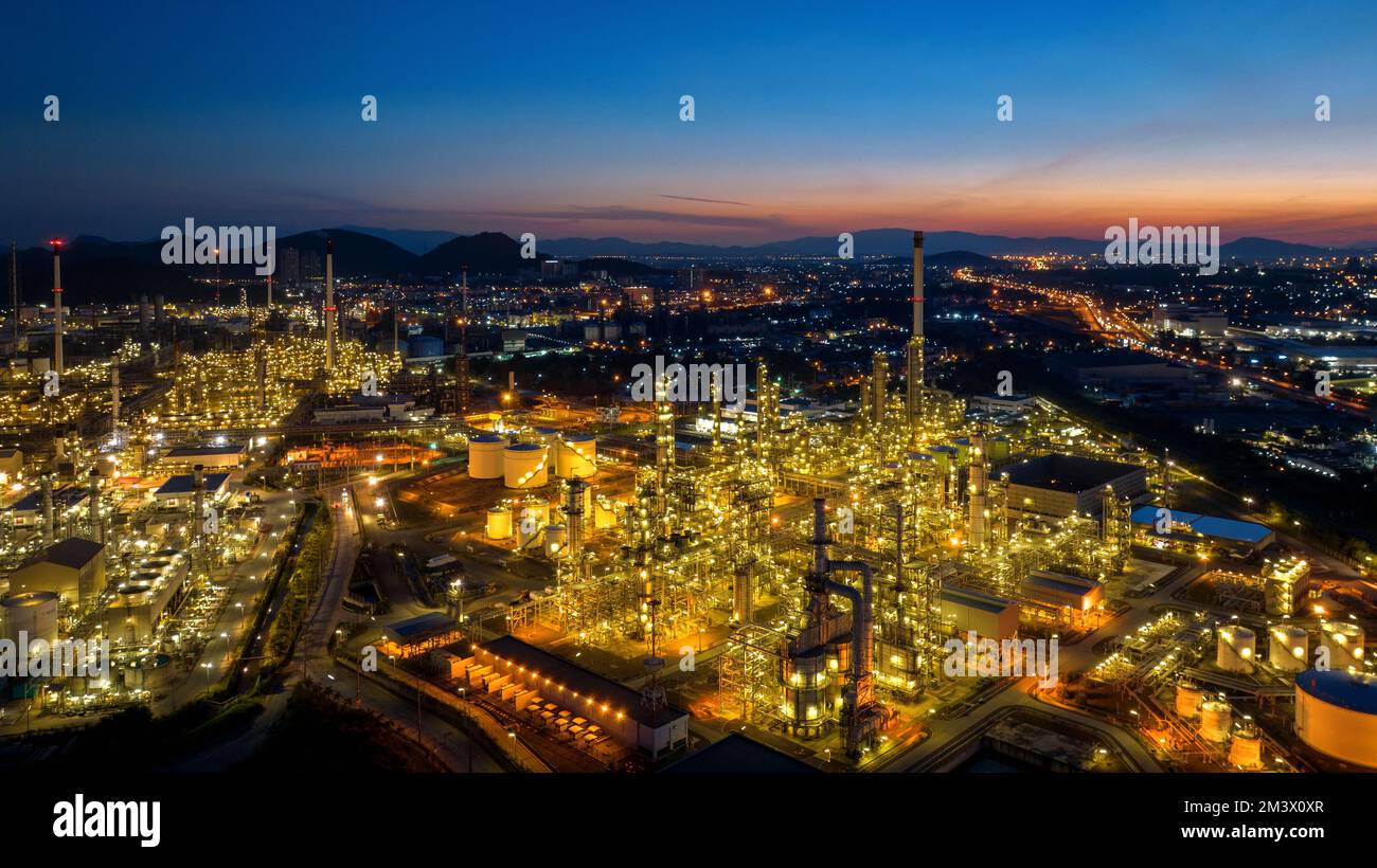Panorama de la raffinerie de pétrole au crépuscule. Industrie pétrolière. Banque D'Images