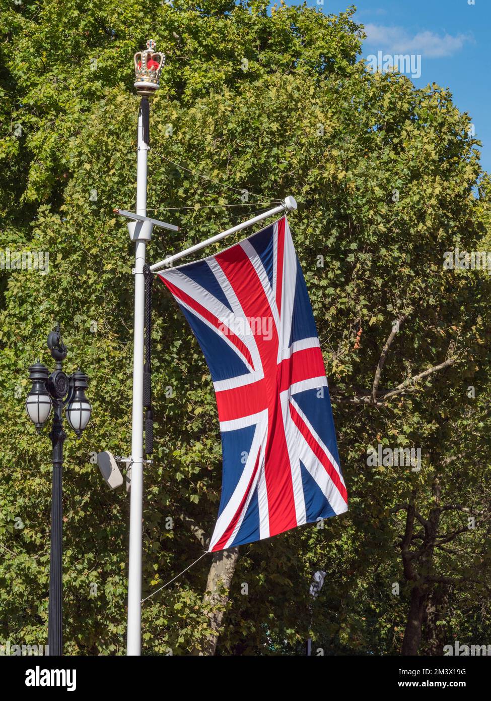 Drapeaux syndicaux sur le Mall, une partie de la route funéraire, avant les funérailles de la reine Elizabeth II le 19th septembre 2022, Londres, Royaume-Uni. Banque D'Images