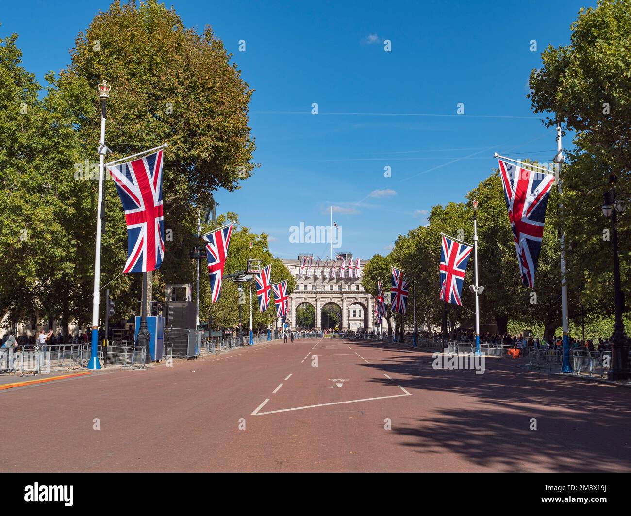 Drapeaux syndicaux sur le Mall, une partie de la route funéraire, avant les funérailles de la reine Elizabeth II le 19th septembre 2022, Londres, Royaume-Uni. Banque D'Images