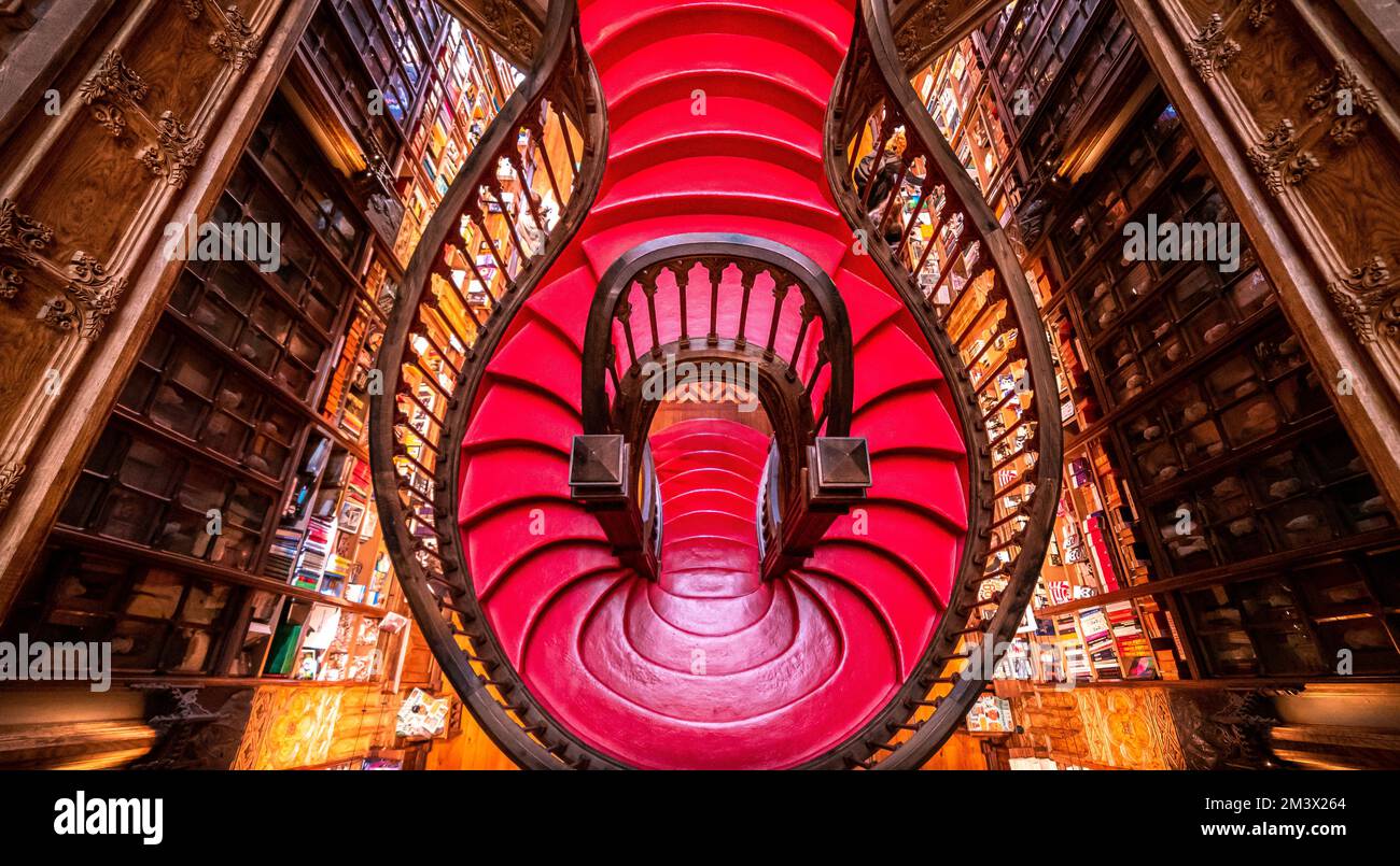 Lello Bookstore, également connu sous le nom de Lello Bookstore et Brother ou Chardron Bookstore, est une librairie située dans le centre historique de la ville de Porto, Banque D'Images
