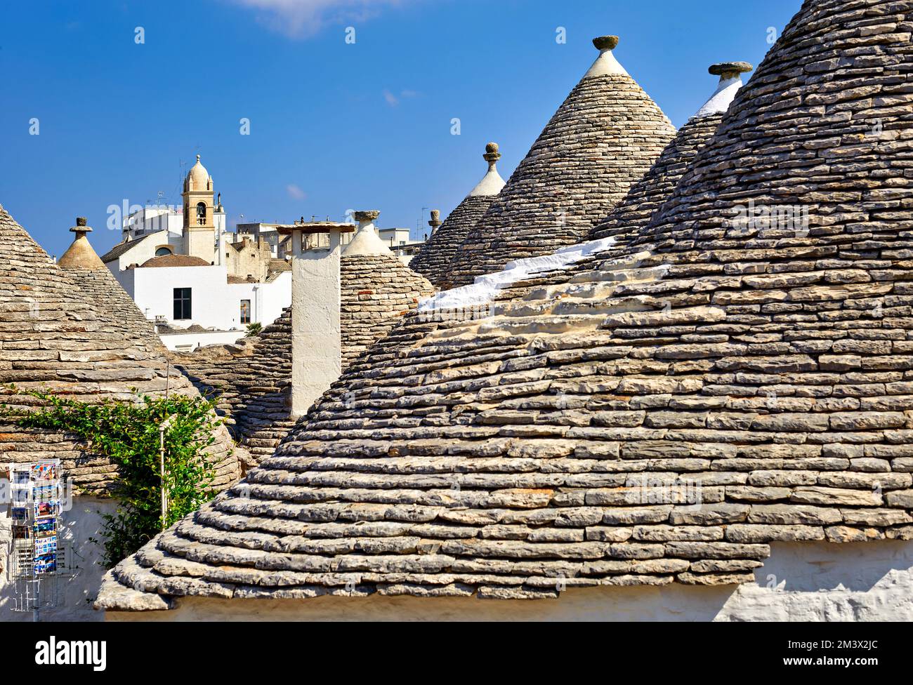 Pouilles Italie. Alberobello. Trulli : huttes traditionnelles en pierre sèche des Pouilles avec un toit conique. Banque D'Images