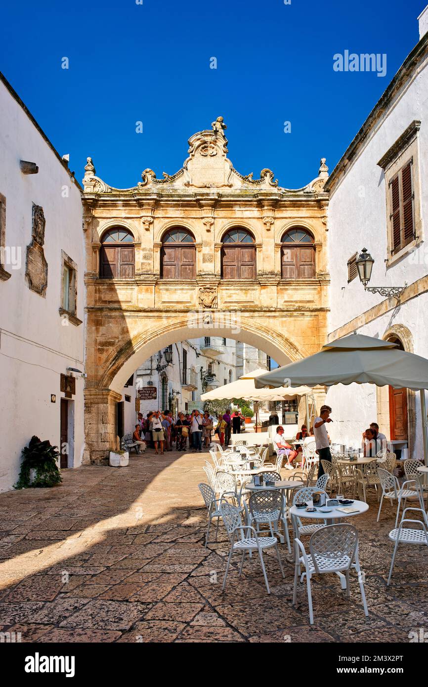 Pouilles Italie. Ostuni. La ville blanche. L'Arco Scoppa (Arch) Banque D'Images