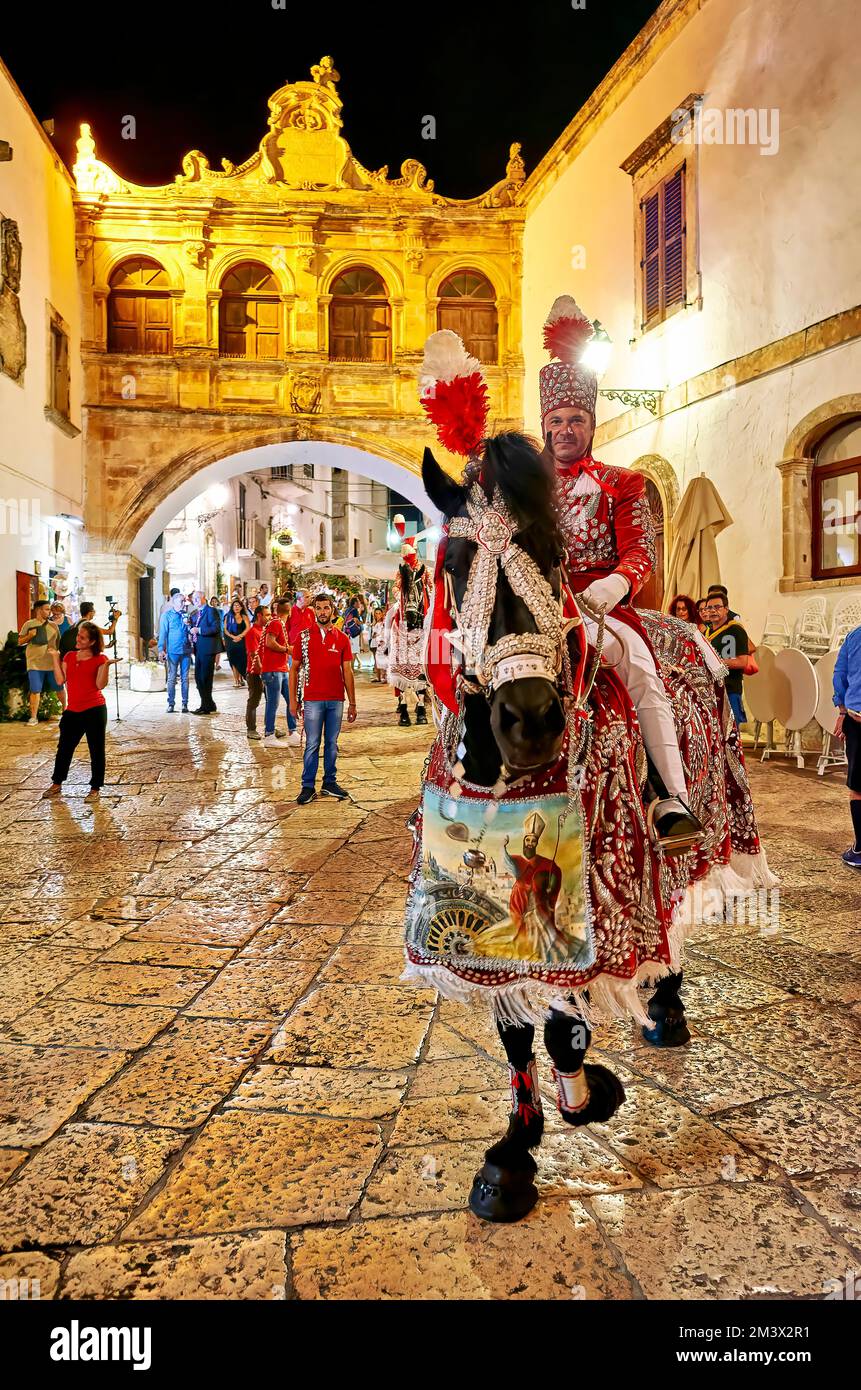Pouilles Italie. Ostuni. Festival de Saint Orontius. Le cavalcata, une procession de chevaux dans les rues de la ville Banque D'Images