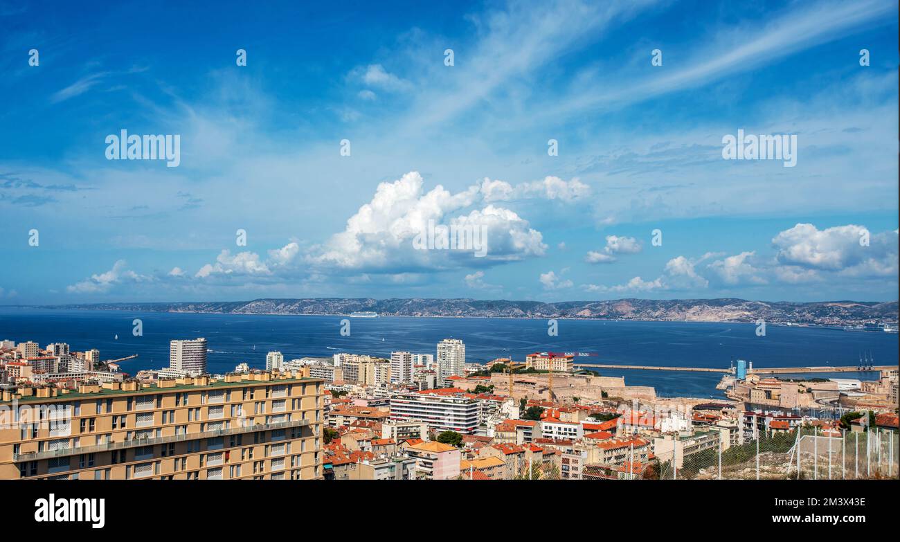 Panorama de Marseille et navire plus achalan à distance et baie de