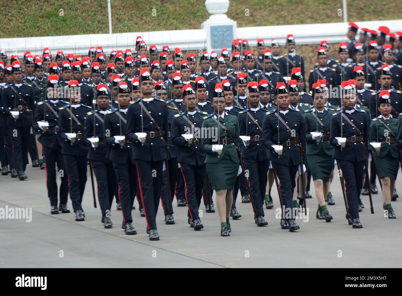Colombo, Sri Lanka. 17th décembre 2022. Les cadets d'officiers assistent à un défilé à l'Académie militaire du Sri Lanka à Diyatalawa, au Sri Lanka, le 17 décembre 2022. Credit: Gayan Sameera/Xinhua/Alay Live News Banque D'Images