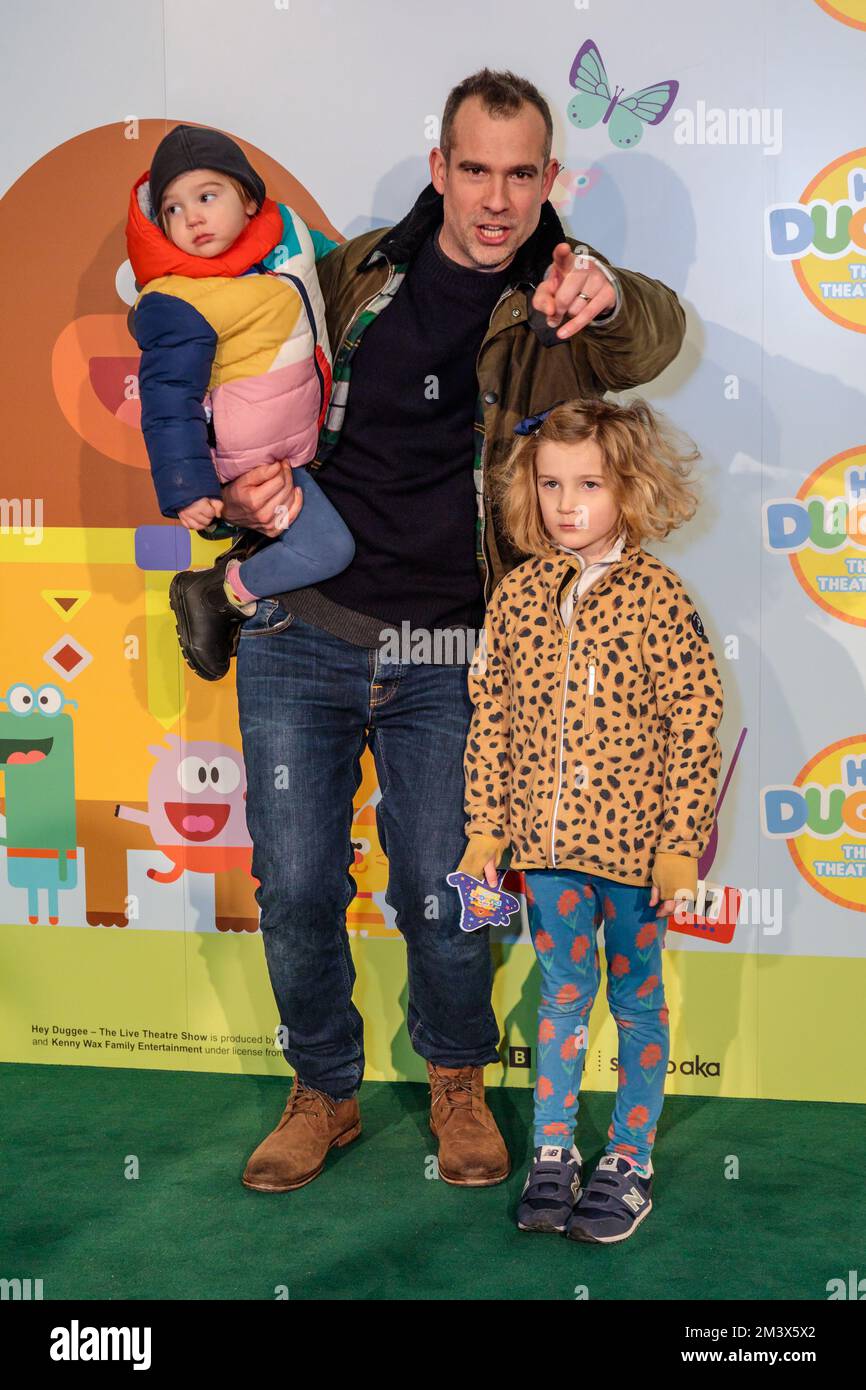 Royal Festival Hall, Londres, Royaume-Uni. 17th décembre 2022. Le Dr Chris van Tulleken et la famille arrivent au Royal Festival Hall pour le Représentation de presse du tout nouveau spectacle de théâtre Hey Duggee Live. Photo par Amanda Rose/Alamy Live News Banque D'Images