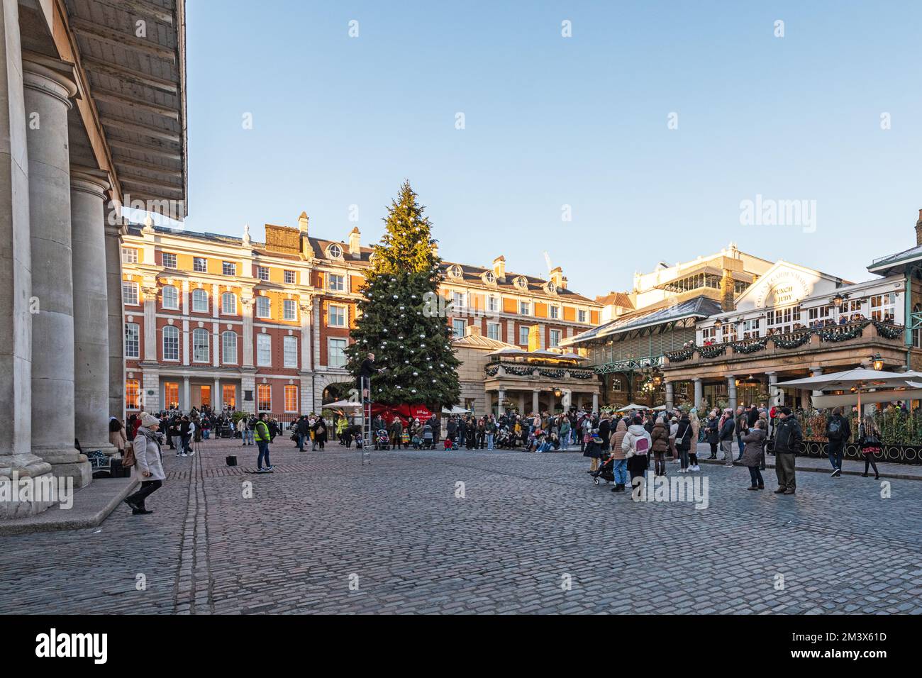 Un artiste de rue à Covent Garden Piazza, Noël 2022. Banque D'Images