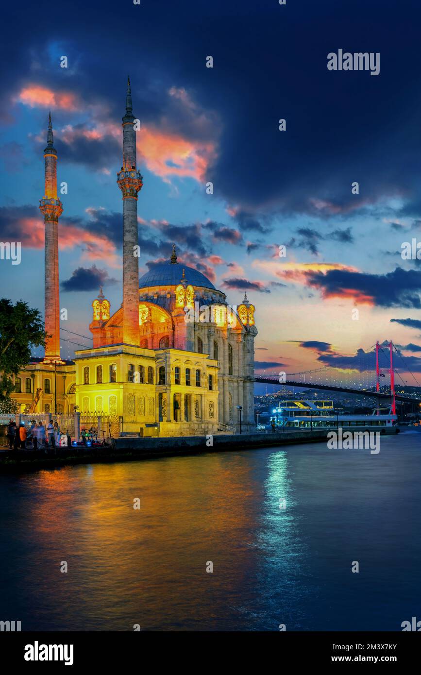Belle mosquée ortakoy et pont du bosphore d'Istanbul au crépuscule à Istanbul, Turquie. Banque D'Images