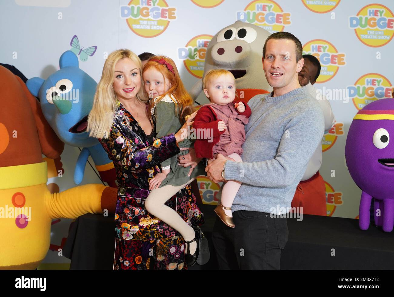 USAGE ÉDITORIAL SEULEMENT Helen George, son partenaire Jack Ashton et leurs enfants Wren Ivy et Lark assistent à l'après-fête pour le spectacle de théâtre Hey Duggee au Royal Festival Hall du Southbank Center, Londres. Date de la photo: Samedi 17 décembre 2022. Banque D'Images