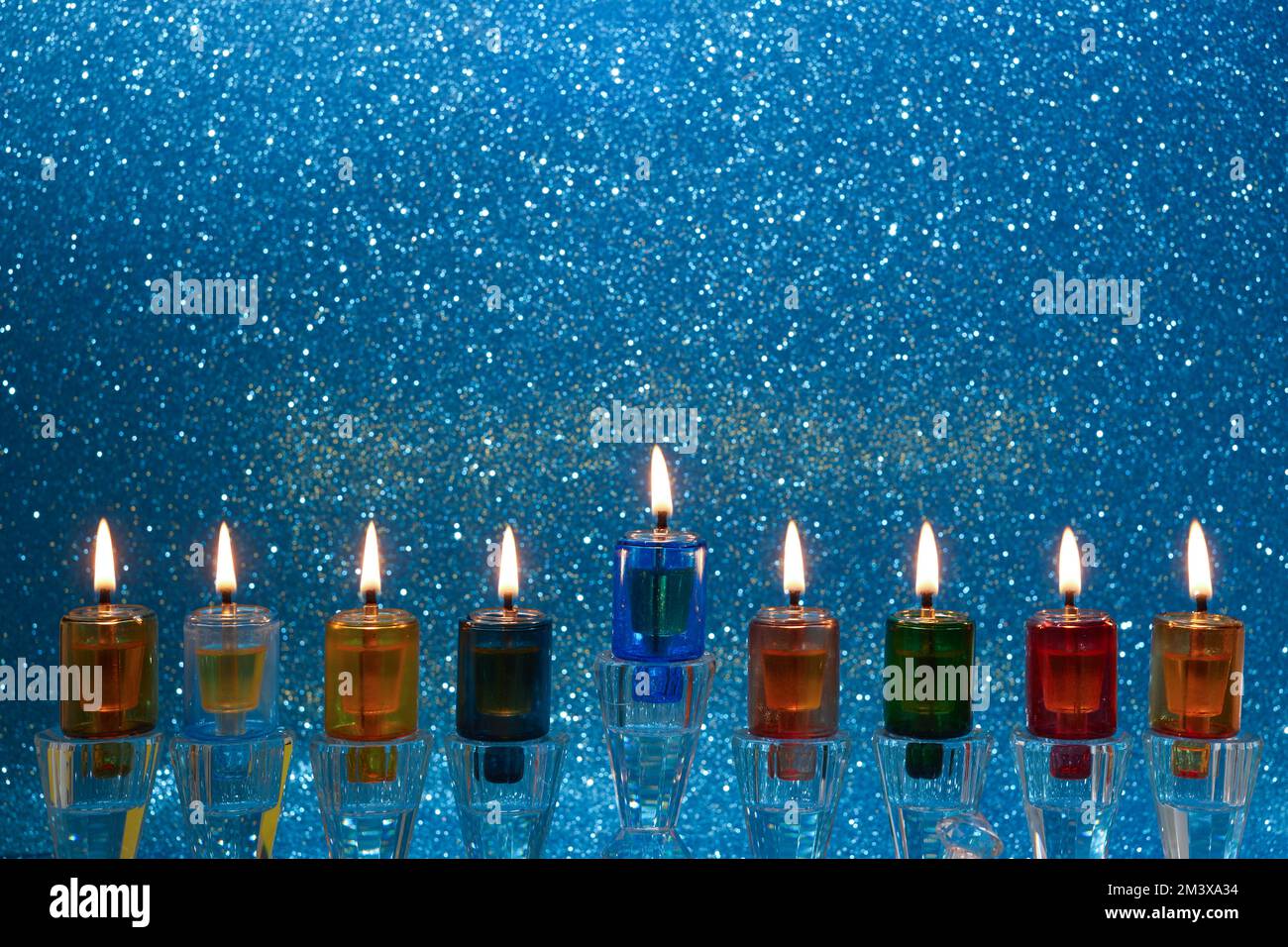 Séjour juif Hanoukkah fond avec menorah - candélabre traditionnel et bougies. Banque D'Images