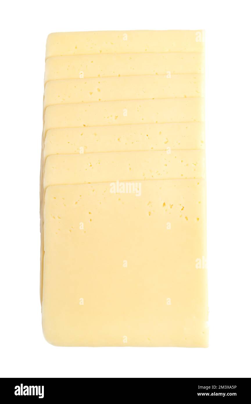 Pile de tranches de fromage gouda, isolée, du dessus. Tranches de fromage doux, crémeux et jaune, à base de lait de vache, originaires de Gouda aux pays-Bas. Banque D'Images