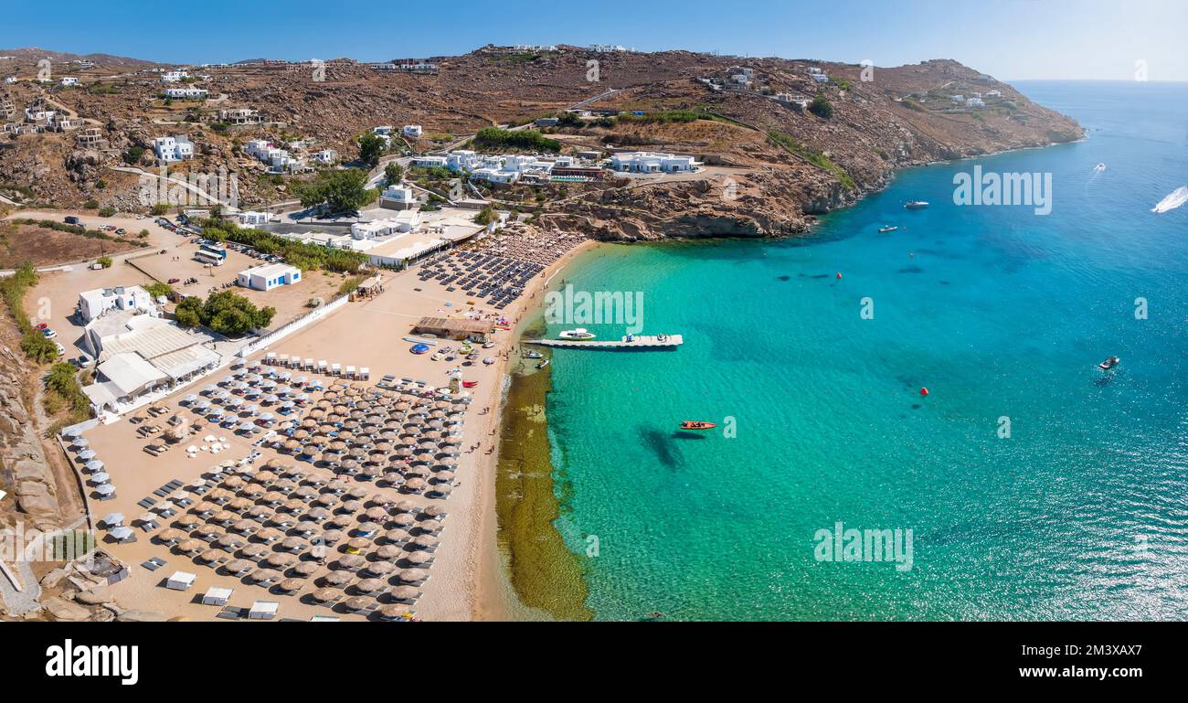 Vue aérienne de la magnifique plage Super Paradise sur l'île de Mykonos Banque D'Images