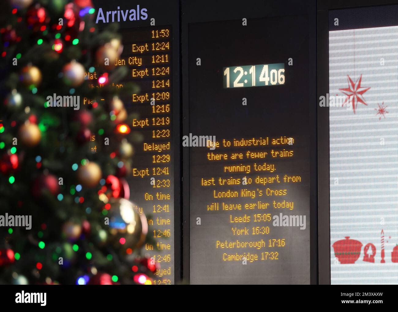 Londres, Royaume-Uni, 17th décembre 2022. Les voyageurs et les acheteurs de Noël ont été frappés par la poursuite des grèves ferroviaires, alors que 40000 travailleurs du rail sont sortis à nouveau dans leur dispute sur les salaires, les emplois et les conditions. La gare de Kings Cross à Londres était très calme. Crédit : Monica Wells/Alay Live News Banque D'Images