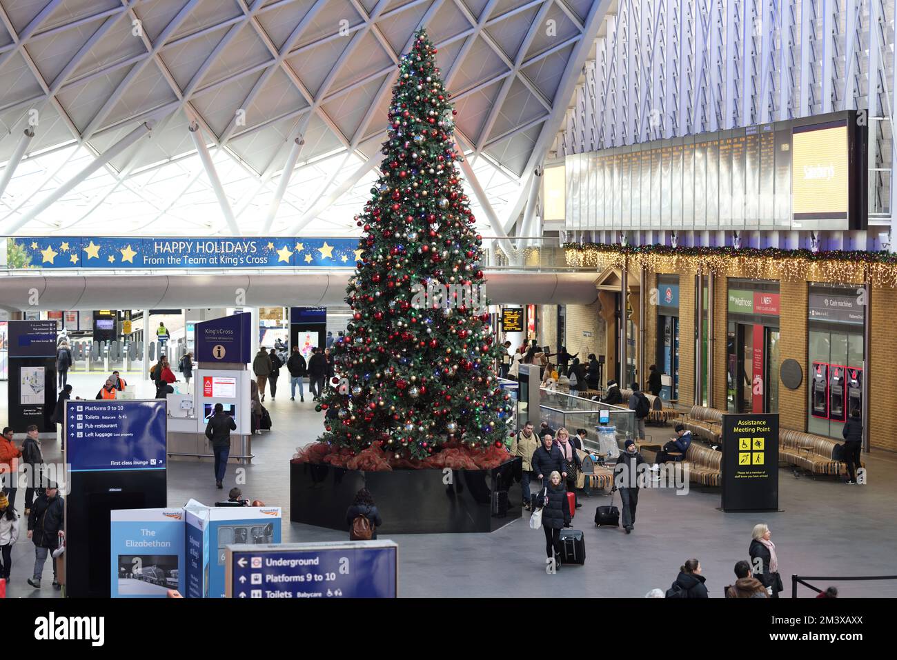 Londres, Royaume-Uni, 17th décembre 2022. Les voyageurs et les acheteurs de Noël ont été frappés par la poursuite des grèves ferroviaires, alors que 40000 travailleurs du rail sont sortis à nouveau dans leur dispute sur les salaires, les emplois et les conditions. La gare de Kings Cross à Londres était très calme. Crédit : Monica Wells/Alay Live News Banque D'Images