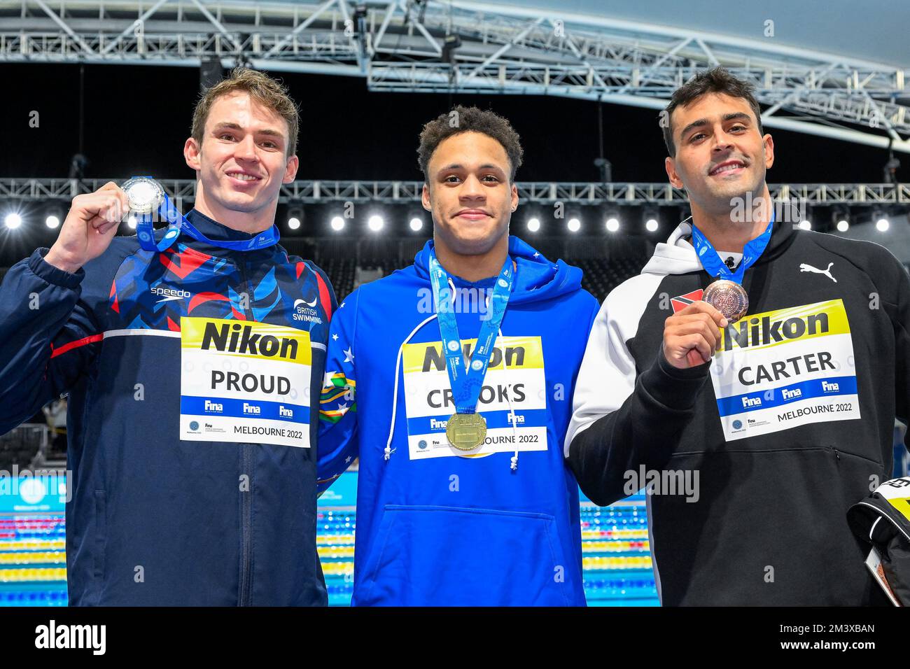 Melbourne, Australie. 17th décembre 2022. Benjamin Proud of Great Britain, Silver, Jordan Crooks of Cayman Islands, Gold, Dylan carter of Trinidad and Tobago, Bronze montrent les médailles après avoir participé à la finale Freestyle Men 50m lors des Championnats du monde de natation de la FINA au Melbourne Sports and Aquatic Centre à Melbourne, Australie, 17 décembre, 2022. Photo Giorgio Scala/Deepbluemedia/Insidefoto crédit: Insidefoto di andrea staccioli/Alamy Live News Banque D'Images