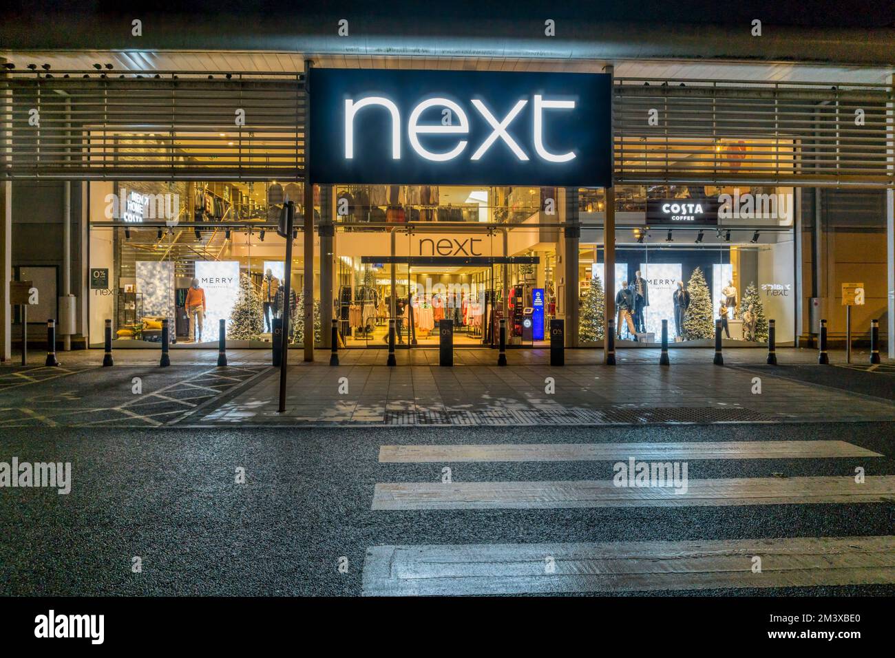 Succursale de Next à Bell Green Retail Park, Sydenham, la nuit. Banque D'Images