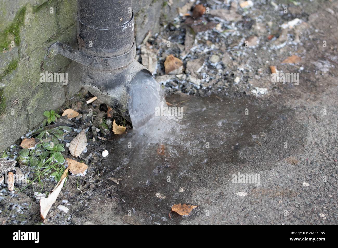 Eau gelée dans le tuyau de descente de la gouttière. La fermeture à froid au Royaume-Uni voit les tuyaux geler, ce qui entraîne des problèmes lorsque le temps chauffe et éclate les tuyaux. Manchester UK photo : GARYROBERTS/WORLDWIDEFEATURES.COM Banque D'Images
