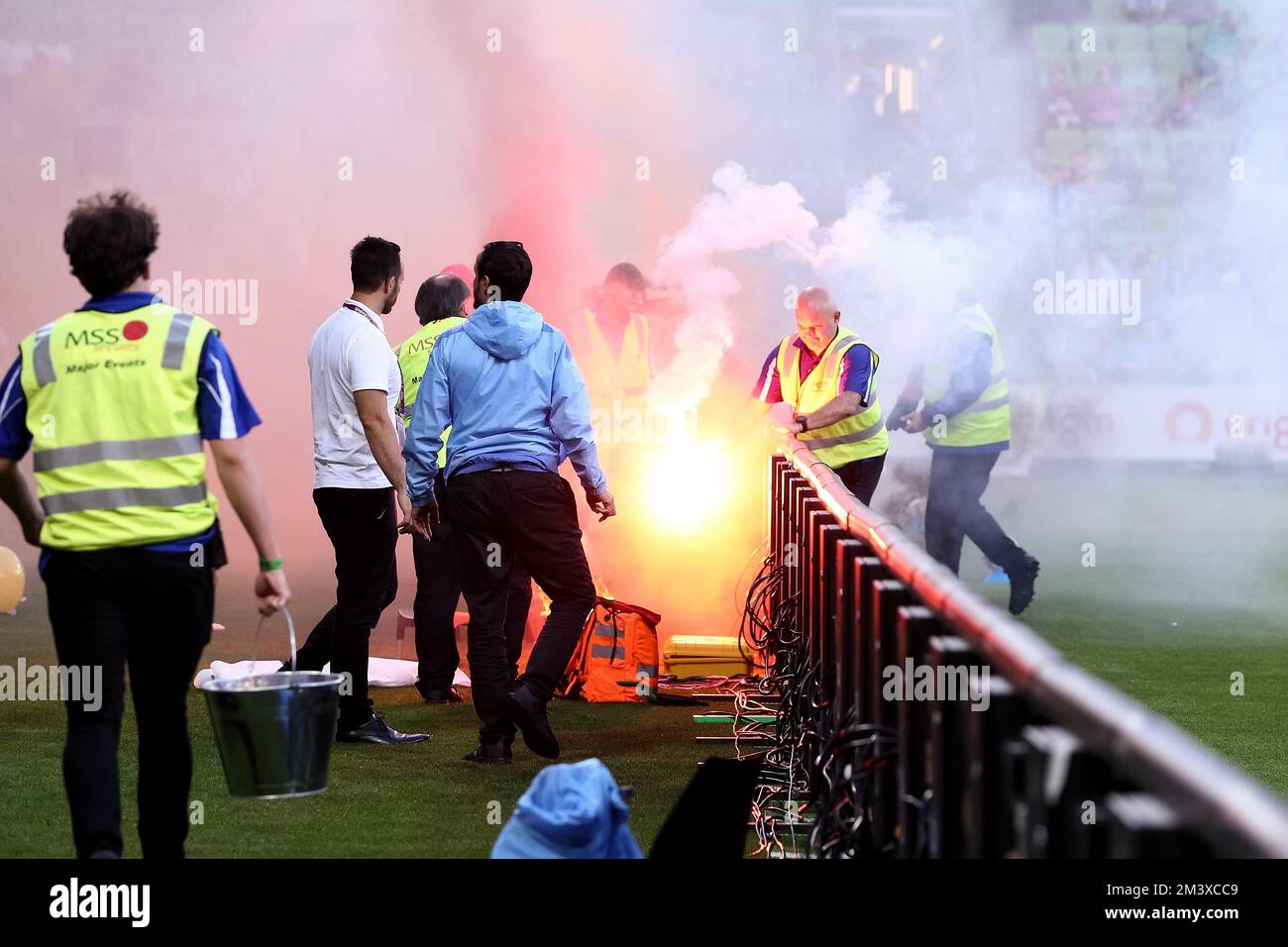 Melbourne, Australie, 17 décembre 2022. La sécurité lance des fusées éclairantes dans des seaux de sable lors du match De football A-League pour hommes entre Melbourne City et Melbourne Victory au parc AAMI sur 17 décembre 2022 à Melbourne, en Australie. Crédit : Dave Helison/Speed Media/Alamy Live News Banque D'Images