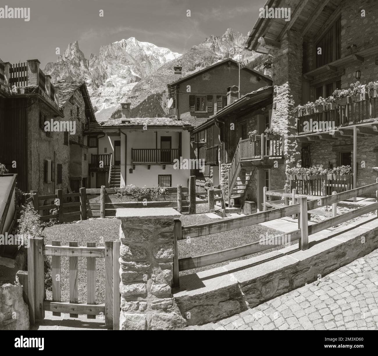 Le massif du Mont blanc et le glacier Brenva d'Entrèves - vallée du Val Ferret en Italie. Banque D'Images