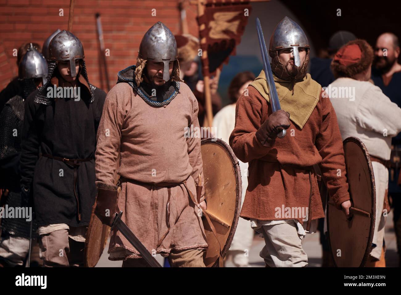 Guerriers en casque en robe médiévale. Guerriers de l'Europe médiévale. Bataille médiévale - reconstruction historique. Tournoi médiéval. 14.05,2022 Banque D'Images