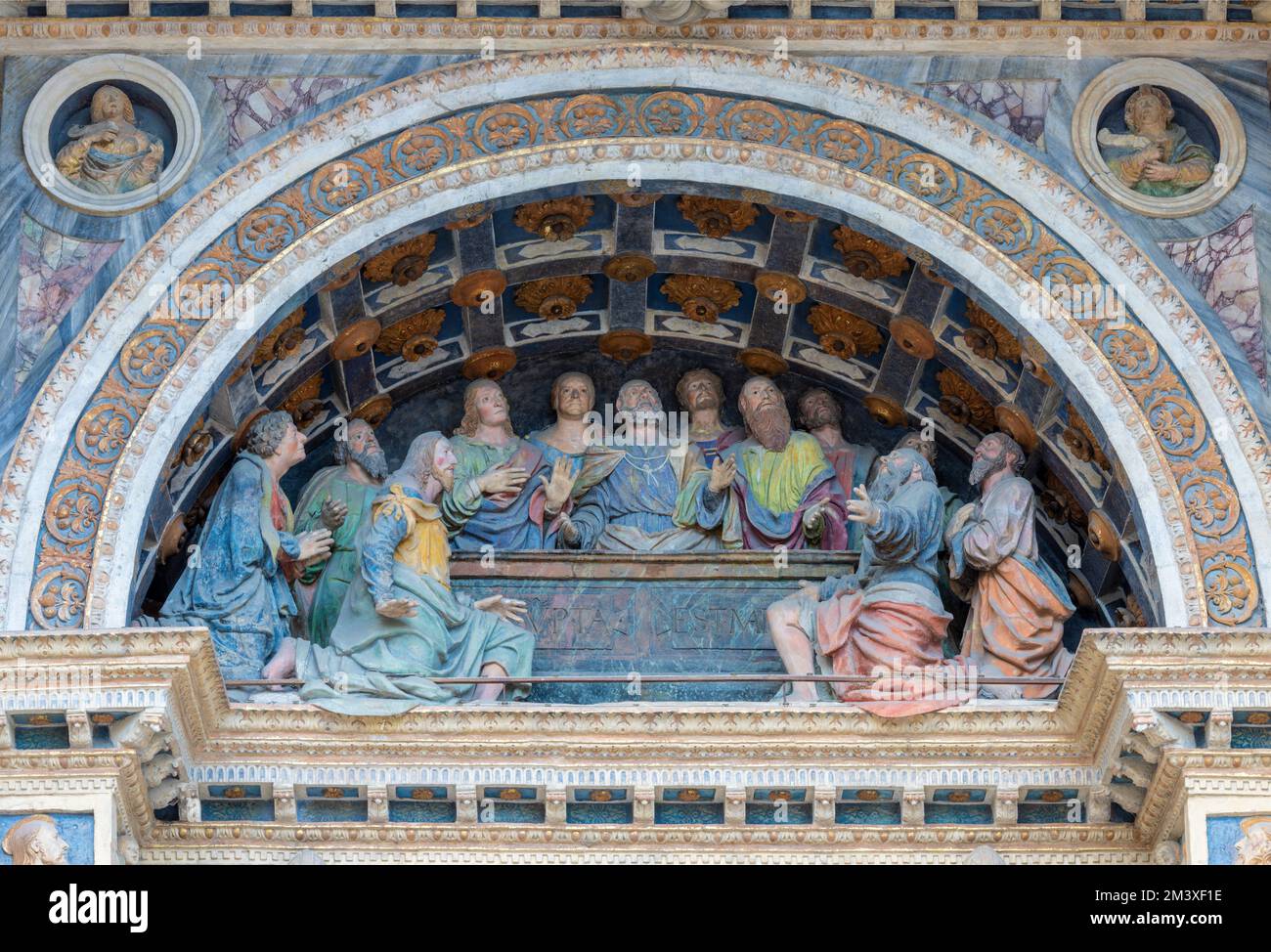 AOSTE, ITALIE - 14 JUILLET 2018 : la statue des apôtres à l'Assomption - détail de la façade de la cathédrale Santa Maria Assunta de 16. cent. Banque D'Images