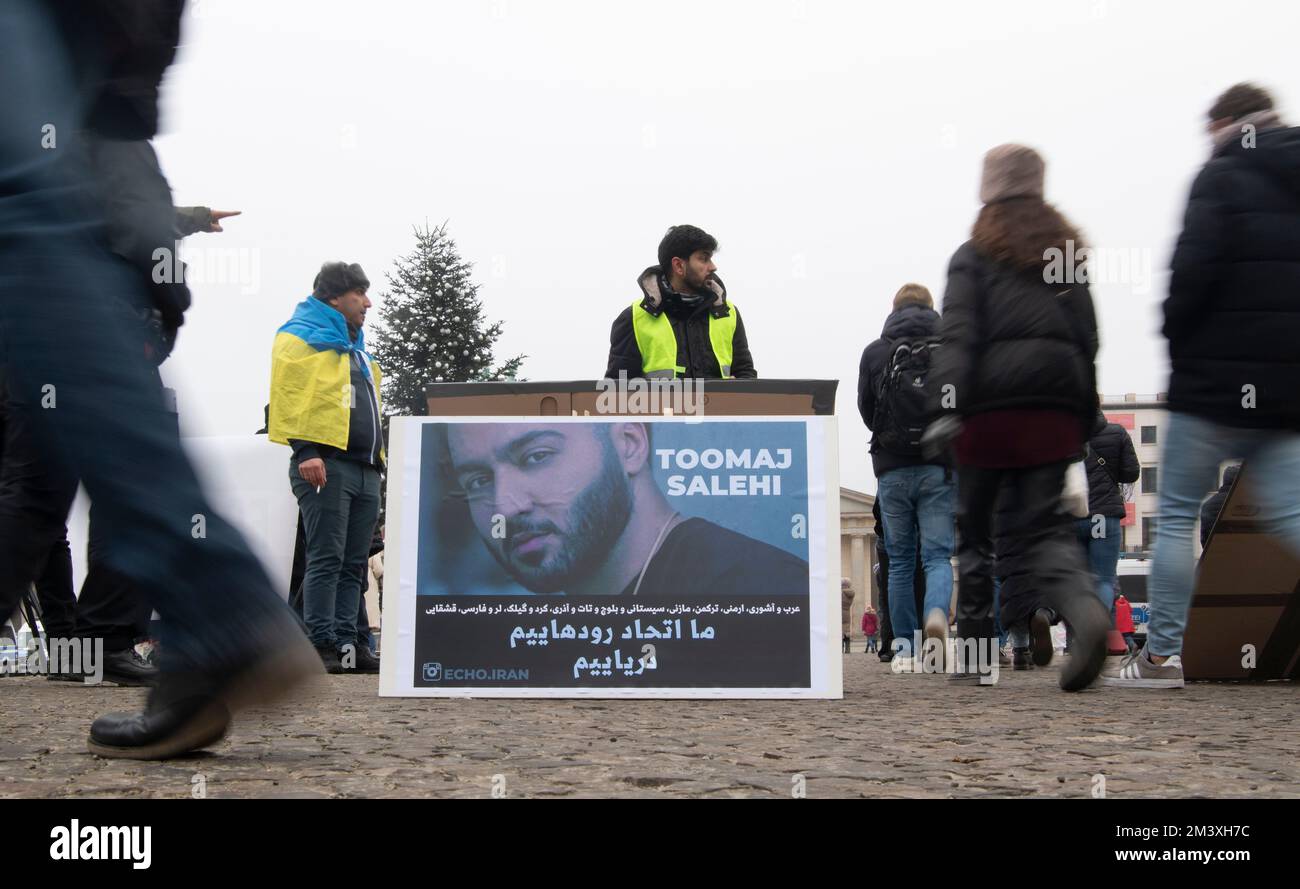 Berlin, Allemagne. 17th décembre 2022. Une grande affiche se dresse sur la place de Paris lors d'une manifestation contre le régime iranien. Il montre le rappeur iranien Toomaj Salehi. Credit: Paul Zinken/dpa/Alay Live News Banque D'Images