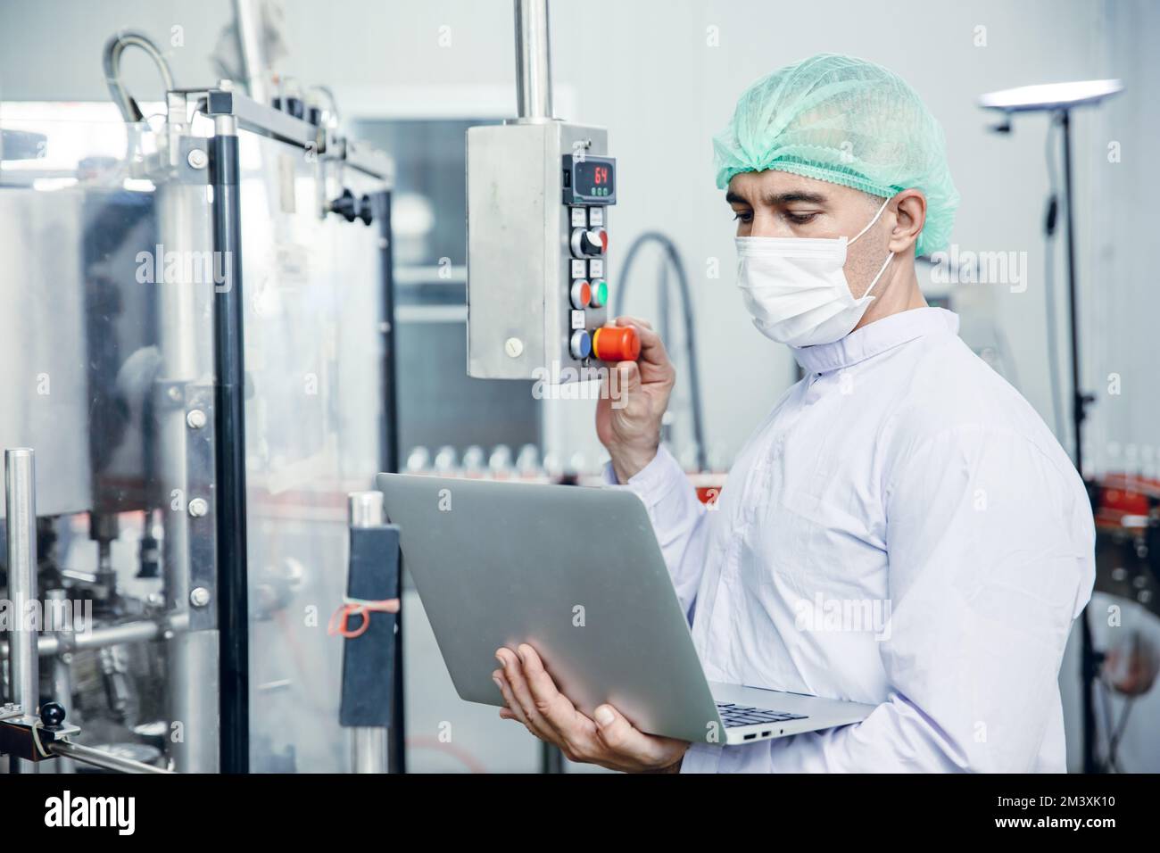 personnel de l'industrie agroalimentaire travaillant sur la chaîne de production du tapis convoyeur dans une usine de boissons avec une zone propre et hygiénique. Banque D'Images