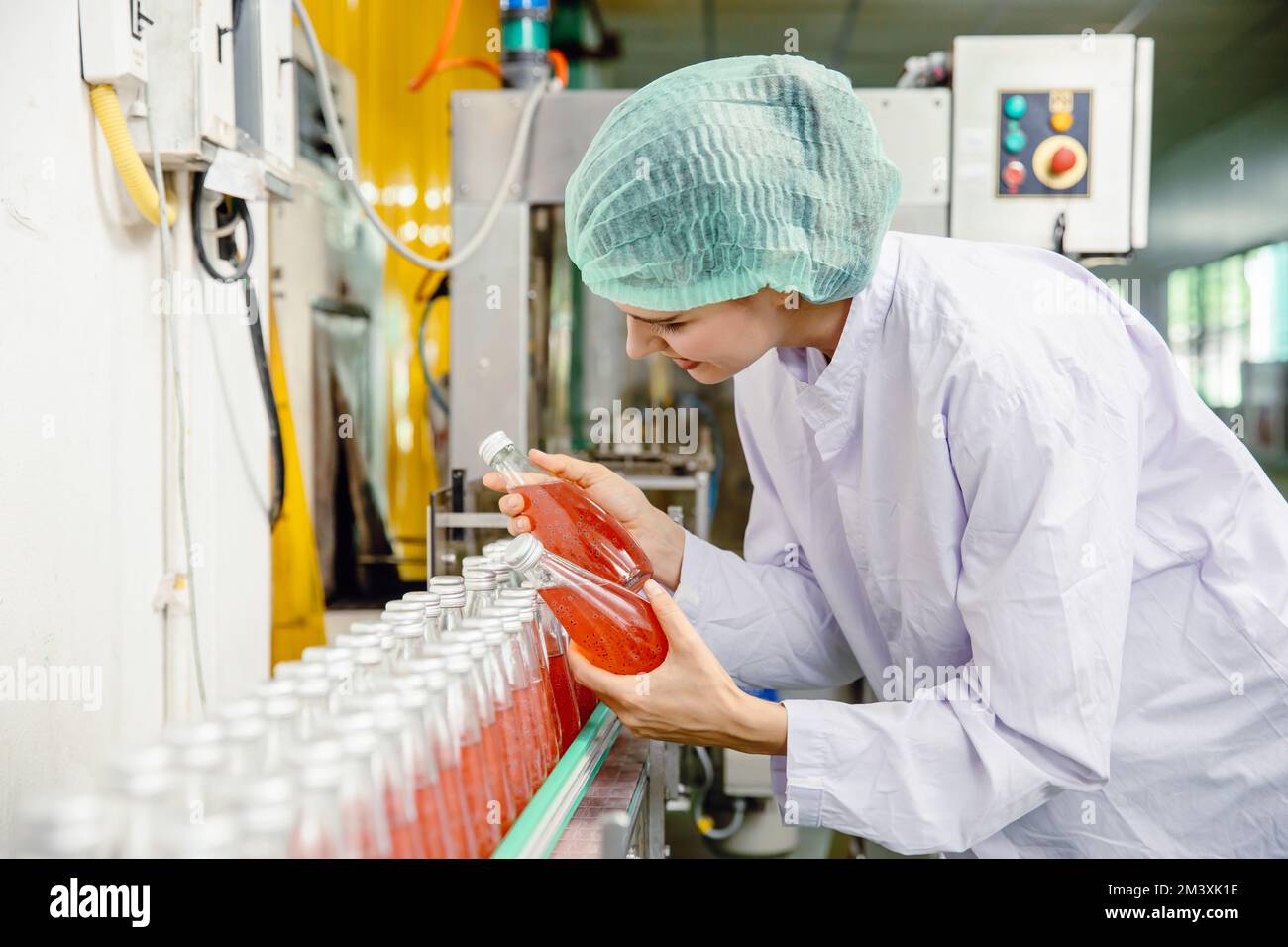 personnel de l'industrie agroalimentaire travaillant sur la chaîne de production du tapis convoyeur dans une usine de boissons avec une zone propre et hygiénique. Banque D'Images