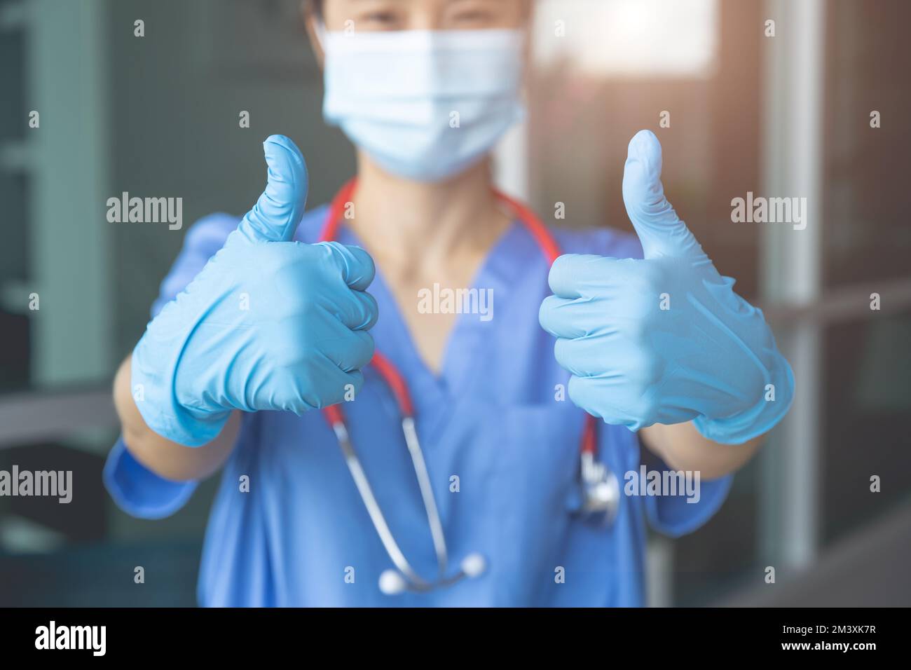 Médecin main montrer deux pouces vers le haut pour bon meilleur service de santé ou approuver le concept d'auto-soins de santé Banque D'Images