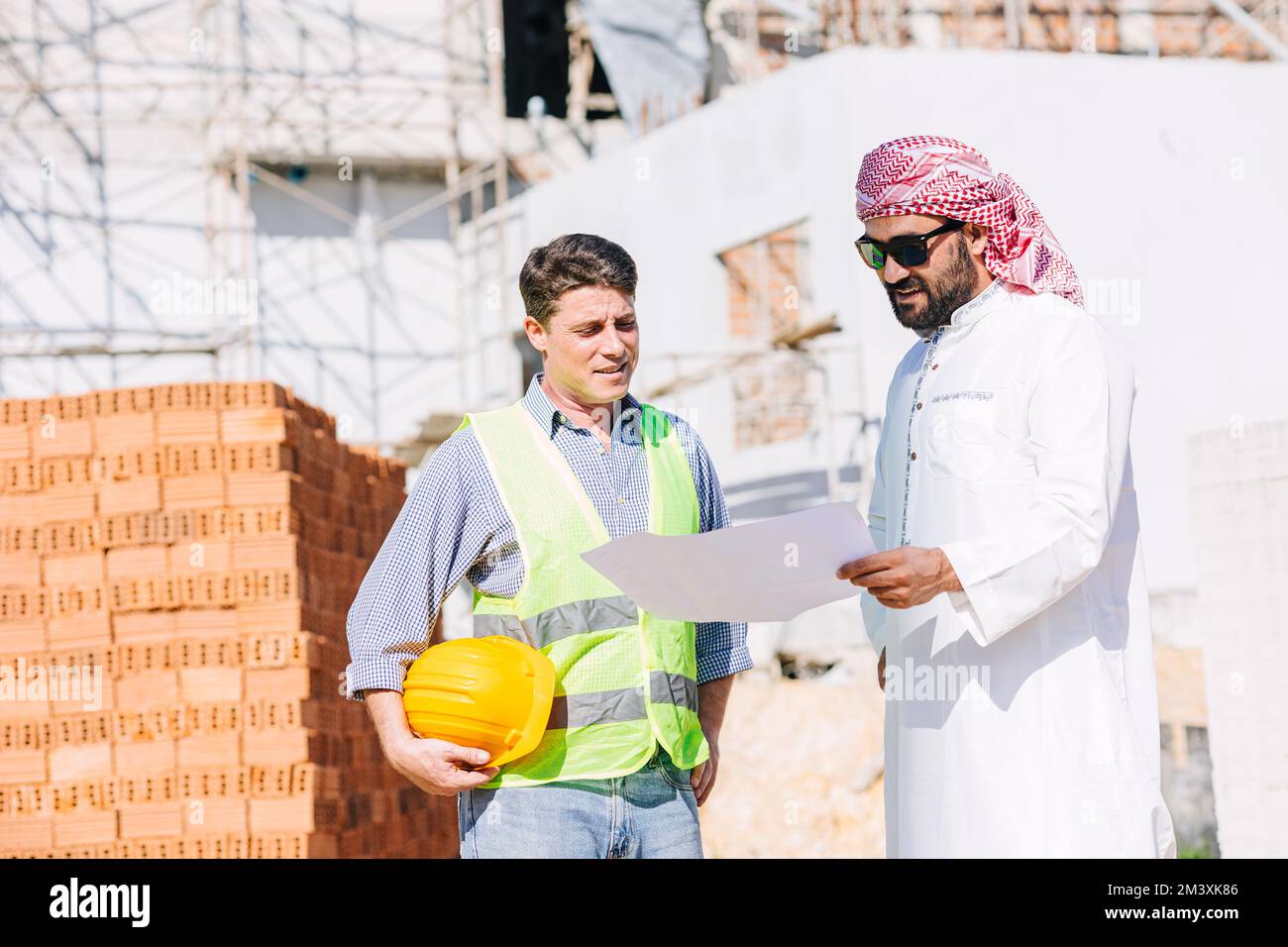 Constructeur de construction travaillant avec Arab man gestionnaire de projet immobilier investisseur pour le nouveau bâtiment Banque D'Images